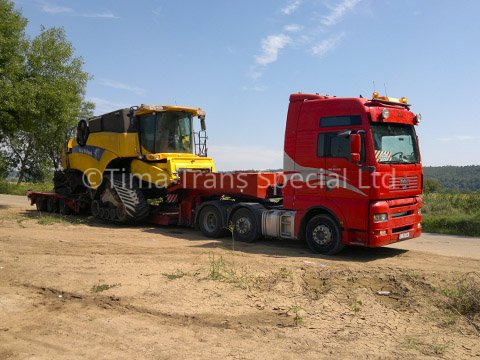 Извънгабаритен превоз на комбайн New Holland с триъгълни гумени тракове