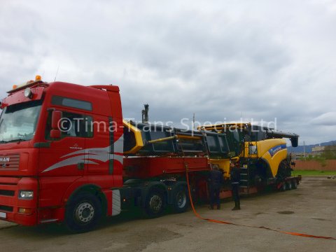 Извънгабаритен превоз на комбайн New Holland с хедер и свалени гуми