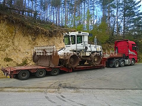 Извънгабаритен превоз на тежък шиповиден валяк за уплътняване