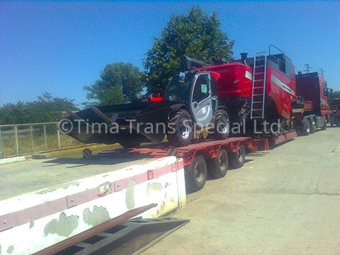 Извънгабаритен превоз на комбайн Massey Fergusson със свалени гуми и челен товарач