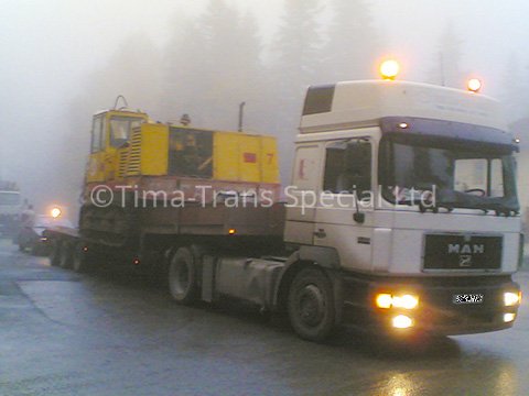 Oversized transport of a tracked excavator
