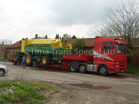 Oversized transport of a pea combine harvester Ploeger
